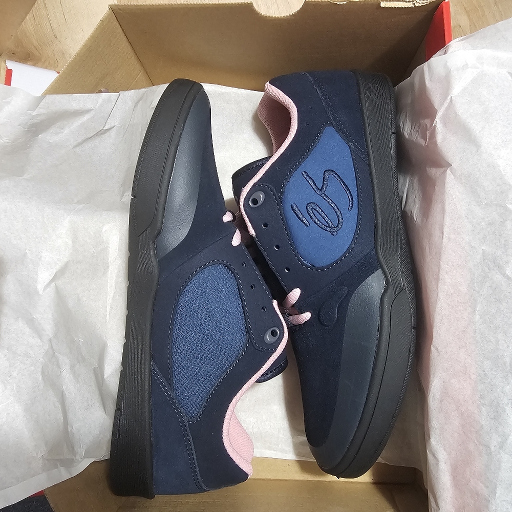 BNIB - éS - Swift 1.5 - Blue/Pink/Black colorway
